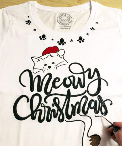 Tricou pictat manual cu pisica Meowy Christmas si Pernute